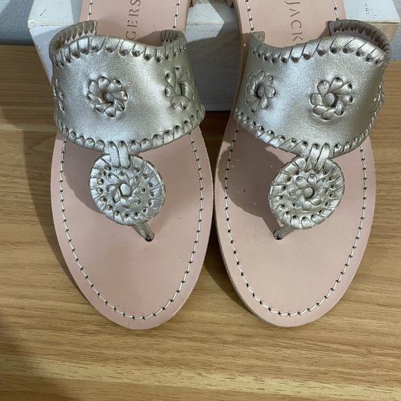 Jack Rogers Metallic Gold Thong Sandals Whipstitch Medallion Flat Size 10 Beachy - Picture 2 of 11